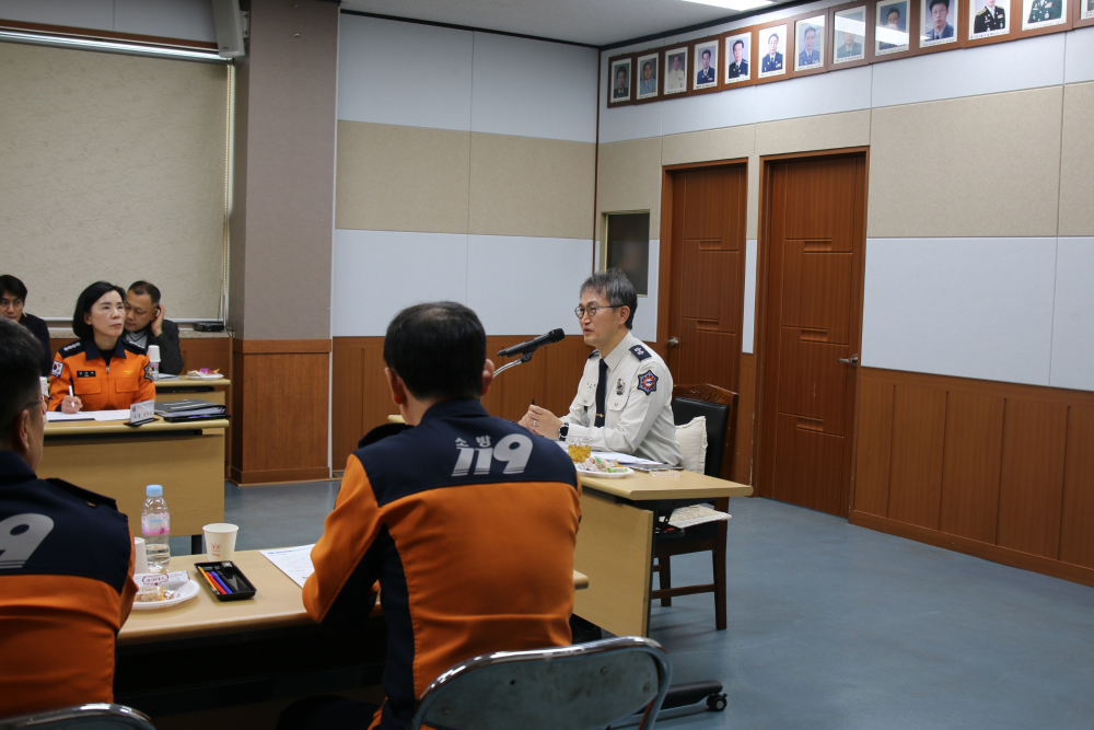 25.2.6. 김승룡 강원소방본부장, 홍천소방서 현장소통 방문2.JPG