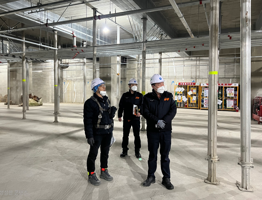 25.12.9. 홍천소방서, 겨울철 대형 공사장 화재예방을 위한 현장안전지도 실시 2.jpg