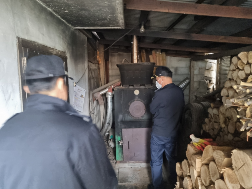 2026-03-18. 정선소방서, 관서장 봄철 화목보일러 사용가구 화재예방 지도 방문 3.jpeg