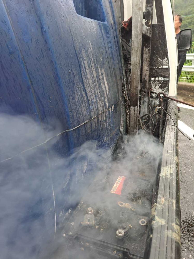 (1635)홍천 북방면 중앙고속도로 차량화재.jpg