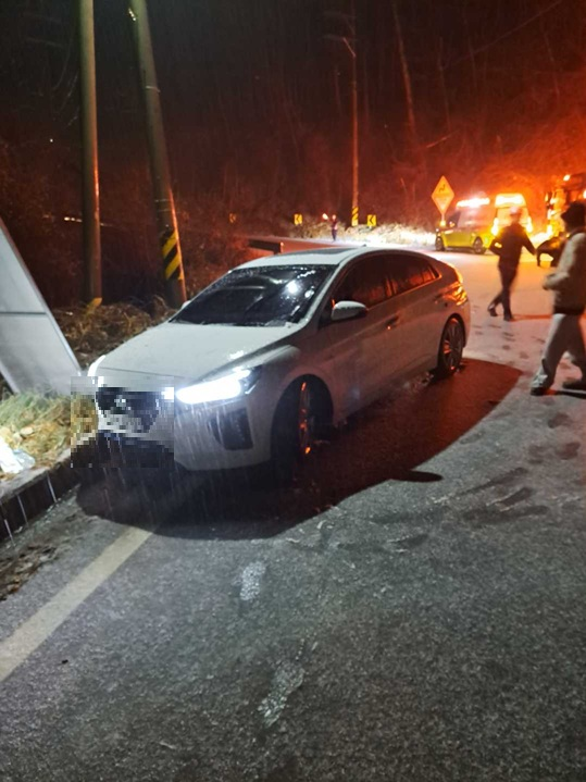 0357 홍천 서면 빙판길 미끄러짐 사고.jpg