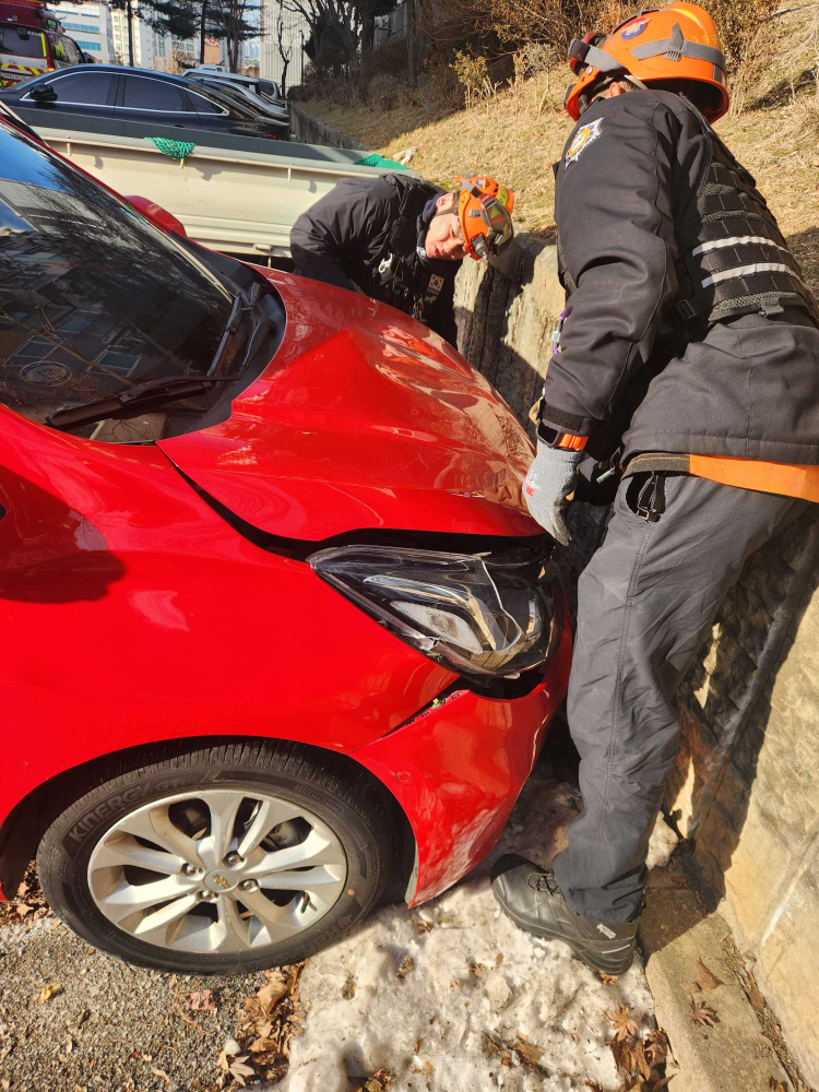 0940 춘천 후평동 아파트 옹벽 차량단독.jpg