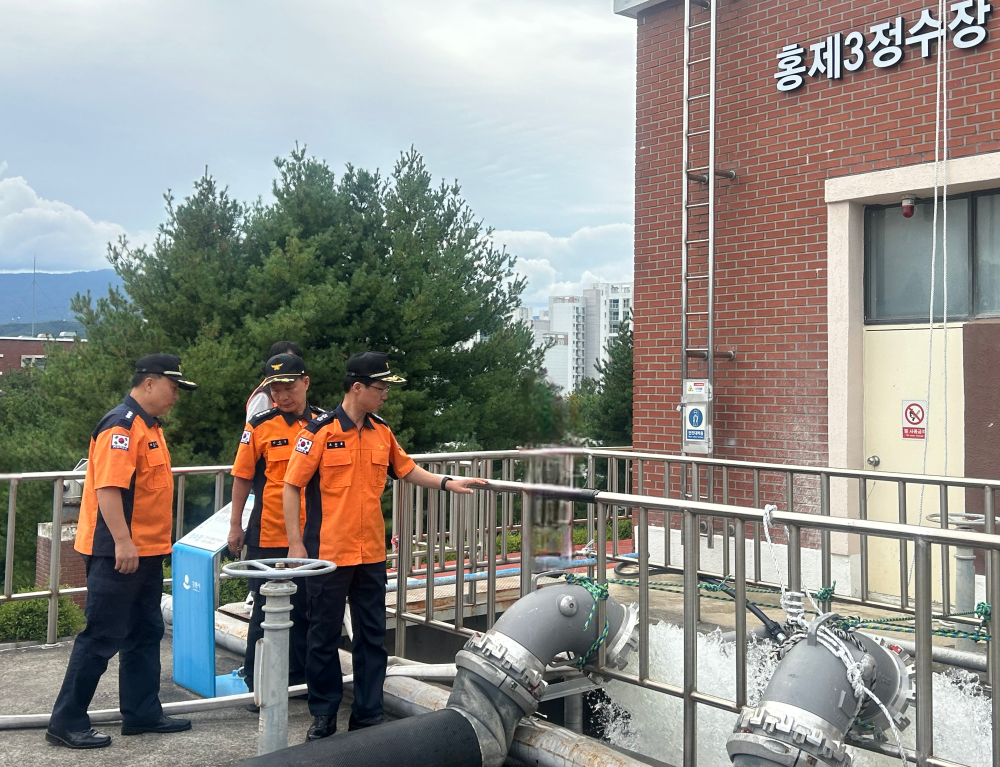 홍제정수장 방사포 급수.jpg