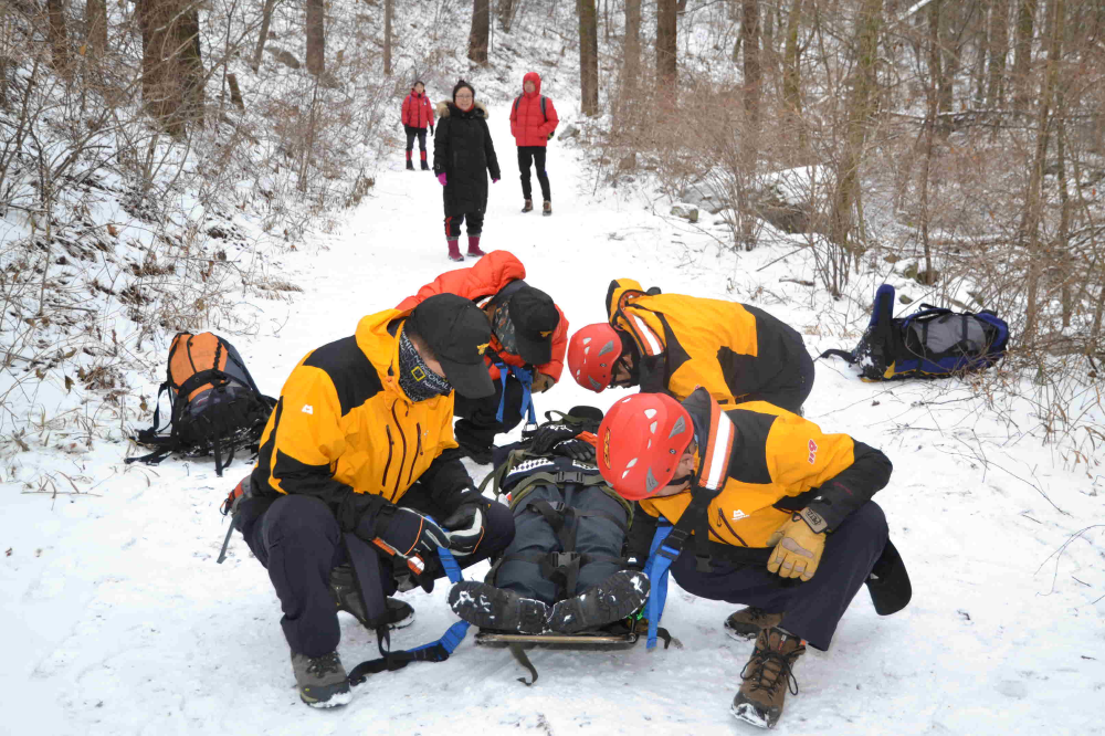산악구조_들것_훈련.jpg