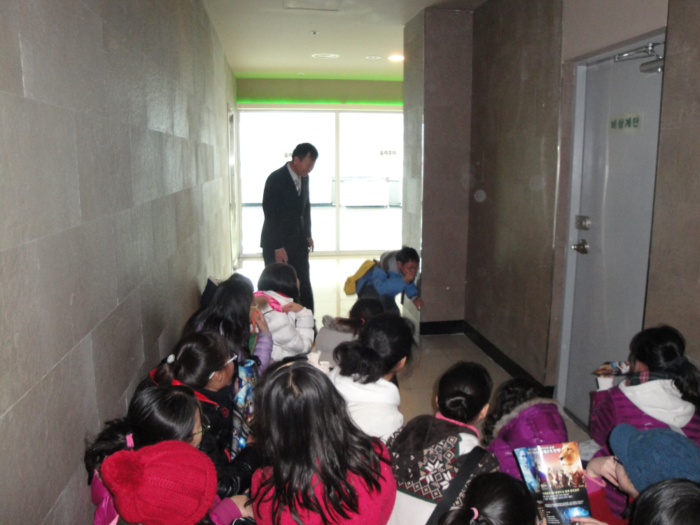 2010[1].12.21._겨울철_어린이_소방안전체험캠프(영화관_소방안전체험2).JPG