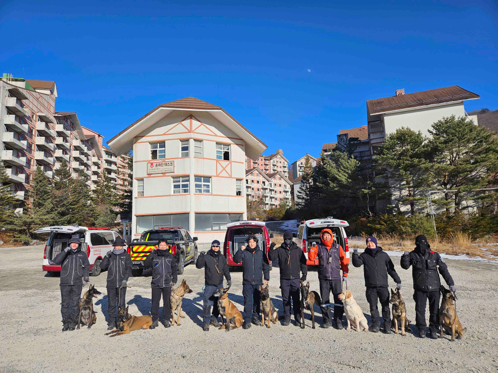 6. 권역별 핸들러 및 구조견 단체사진.jpg