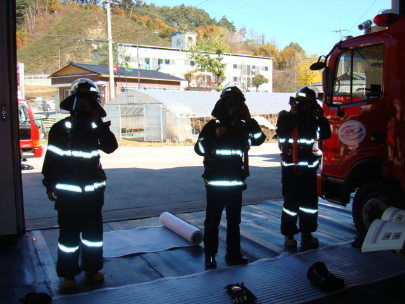 2011.10.26 신동센터 현장활동표준기법훈련 중 공기호흡기 착용훈련